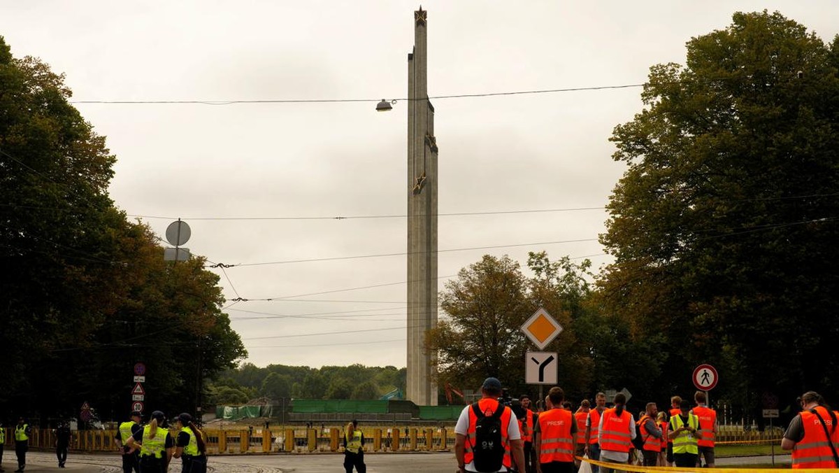 FOTO: Penampakan Penghancuran Monumen Kenang-kenangan Soviet di Latvia