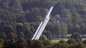 FOTO: Penampakan Penghancuran Monumen Kenang-kenangan Soviet di Latvia