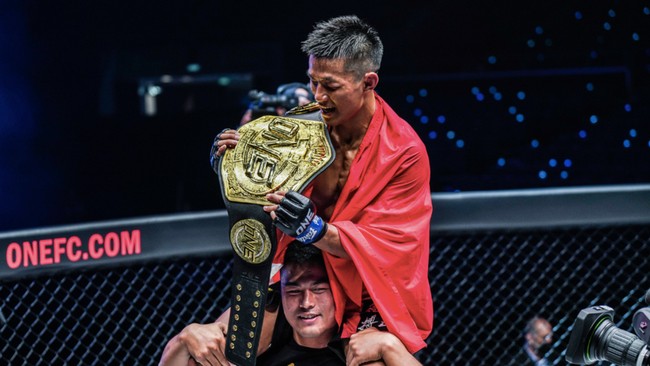 Momen besar di ONE 160 ditandai lewat penyematan sabuk juara dunia ONE Featherweight di pundak Tang Kai, dan keberhasilan Christian Lee mengalahkan Ok Rae Yoon.