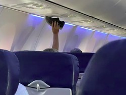 Iyuwwh! Masa Keringkan Sepatu di AC Pesawat Sih!