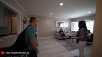 <p>Siapa yang tak kenal dengan pasangan selebriti yang satu ini? Anang dan Ashanty, keluarga yang satu ini memang tak pernah lepas dari sorot publik, ya, Bunda. Apa lagi setelah mereka membagikan momen ingin membeli rumah di Amerika Serikat. Banyak sekali netizen yang penasaran dengan potret rumah mereka itu. (Foto: YouTube The Hermansyah A6)</p>
