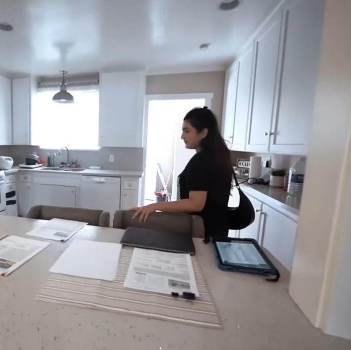 <p>Berbeda dengan rumah mereka yang ada di kawasan Cinere, rumah keluarga Hermansyah yang satu ini jauh lebih sederhana, lho. (Foto: YouTube The Hermansyah A6)</p>