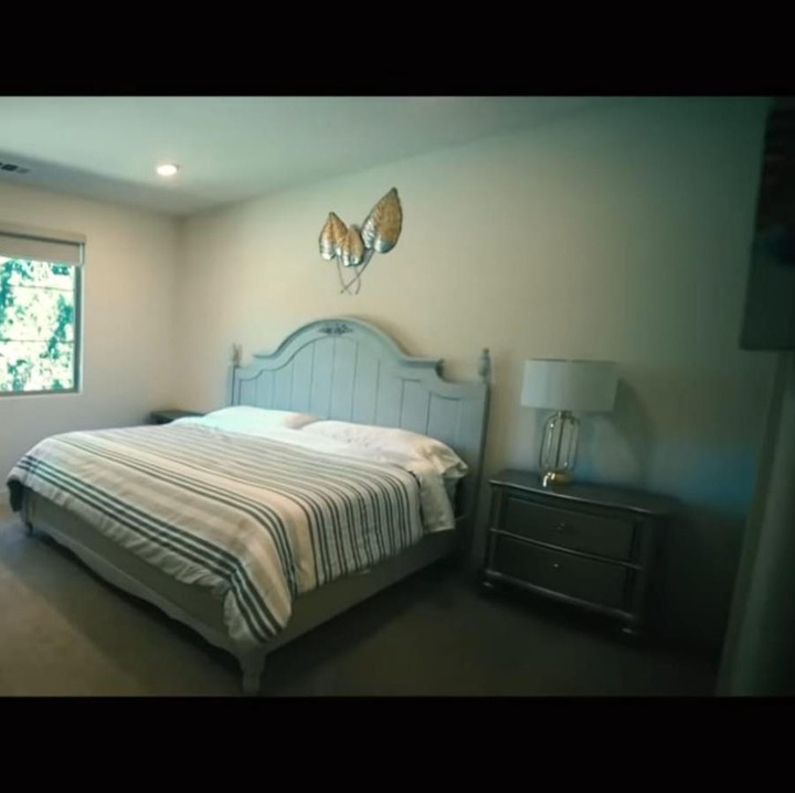<p>Kamar tidur dengan konsep sederhana hanya dilengkapi satu sofa dan satu lemari kecil. (Foto: YouTube The Hermansyah A6)</p>