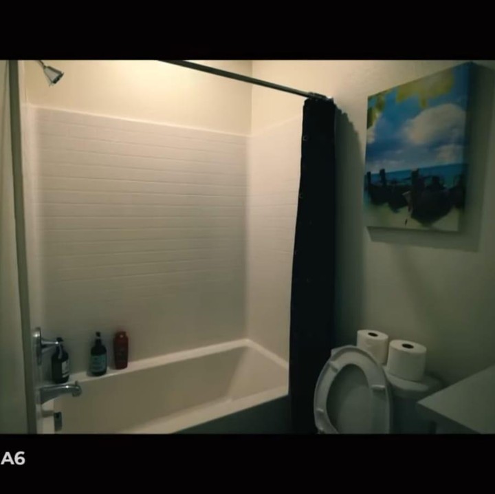 <p>Tak hanya itu, kamar mandinya pun berbeda jauh dengan kamar mandi rumah mereka di Indonesia yang cukup mewah. (Foto: YouTube The Hermansyah A6)</p>