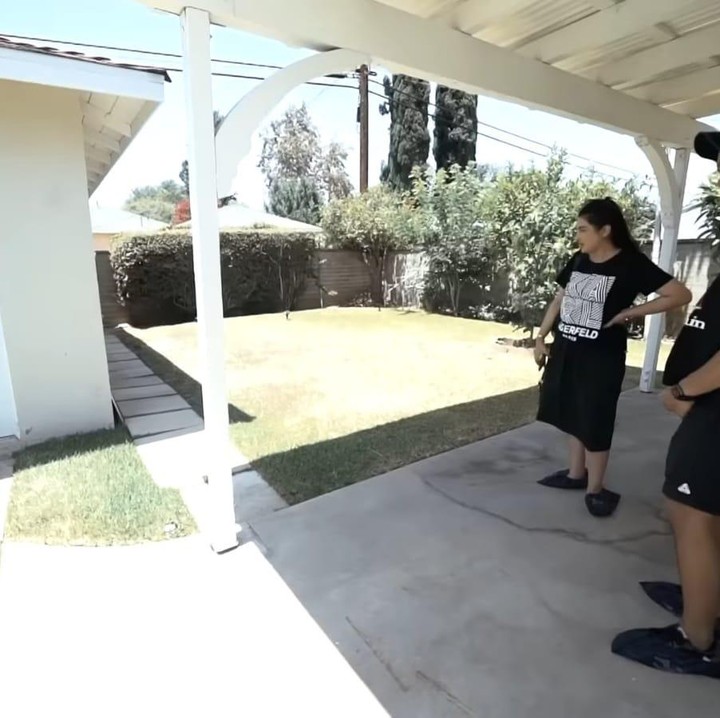 <p>Walaupun terlihat sederhana, rumah yang satu ini memiliki halaman yang luas, cocok untuk acara keluarga, ya, Bunda. (Foto: YouTube The Hermansyah A6)</p>