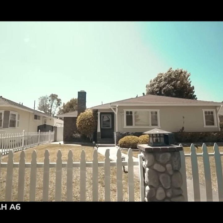<p>Tahukah Bunda? Ternyata rumah keluarga Hermansyah ini tetanggan dengan keluarga Uya Kuya, lho. (Foto: YouTube The Hermansyah A6)</p>
