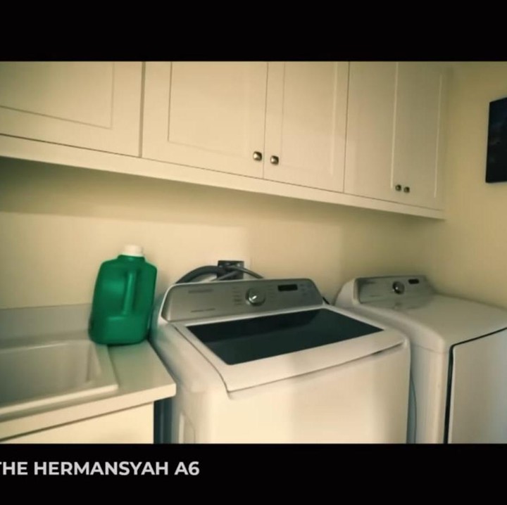 <p>Sangat sederhana dan memanfaatkan banyak ruang, rumah pasangan selebriti yang satu menyatukan mesin cuci pakaian dengan dapur, lho. (Foto: YouTube The Hermansyah A6)</p>