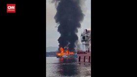 VIDEO: Momen Api Berkobar Hebat Bakar Kapal Penumpang di Filipina