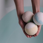 Bantu Bikin Rileks, Ini 4 Cara Memilih Bath Bomb Sesuai Mood yang Sedang Kamu Rasakan