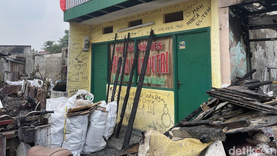 Warga sekitar Warteg 'Barokah' yang tak ikut gosong dilalap api kebakaran di Simprug Jaksel. (Silvia Ng/detikcom)
