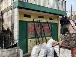Warteg Barokah: Selamat dari Kebakaran, Kini Dipenuhi Coretan