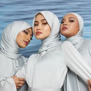 5 Kiat Mengenakan Hijab Pasmina Satin, Antilicin dan Elegan