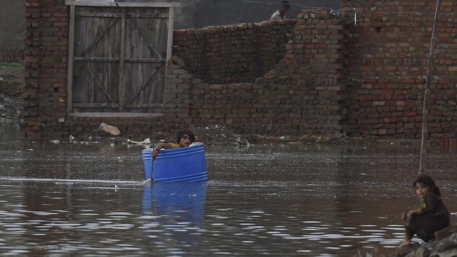 Banjir panah menerjang sejumlah negara seperti Korsel hingga Pakistan, banjir besar jadi bukti nyata ancaman bencana akibat perubahan iklim.
