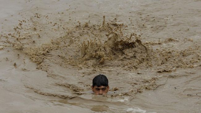 Menteri Perubahan Iklim Sherry Rehman mengatakan banjir bandang gegara krisis iklim global ini telah menjadikan 25 persen daratan Pakistan menjadi 'lautan'.