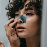 4 Cara Mudah Membersihkan Komedo yang Aman Tanpa Menggunakan Scrub Wajah