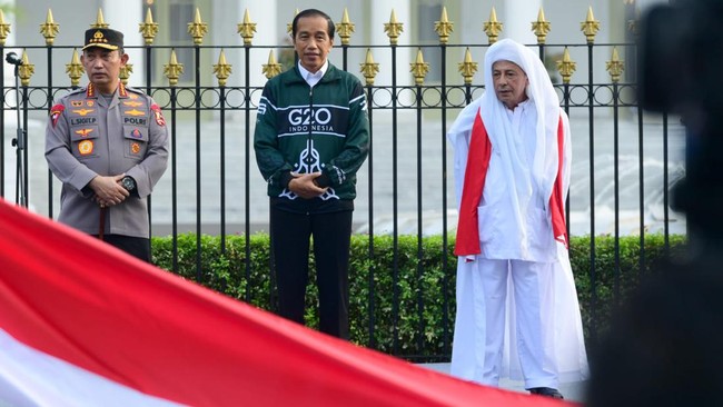 Presiden Jokowi resmi membuka kegiatan Kirab Merah Putih di depan Gedung Istana Merdeka pada pagi ini, Minggu (28/8).