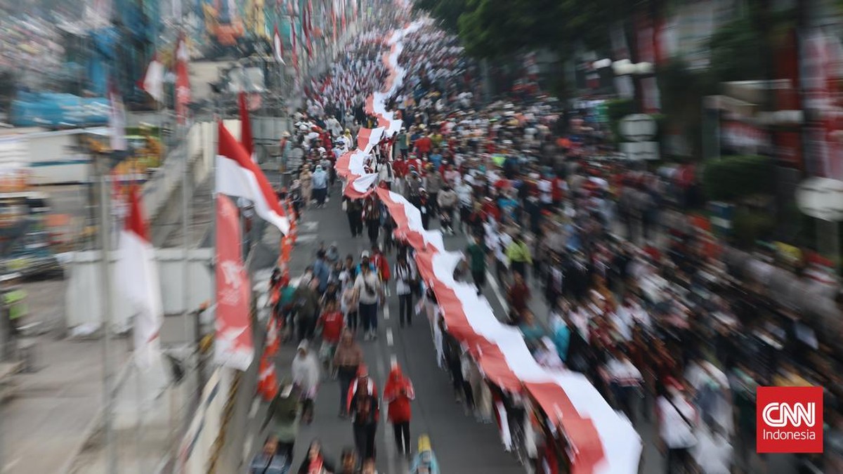 FOTO: Masyarakat Ramaikan Kirab Bendera Merah Putih Sepanjang 1,7 Km