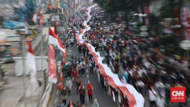 Sebagian masyarakat Indonesia merasa penerapan sila kelima Pancasila masih belum maksimal. Belum dirasakan oleh seluruh lapisan.
