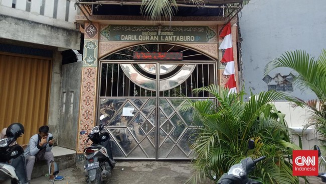 Pengurus Pondok Pesantren Darul Qur'an Lantaburo, Tangerang, enggan memberikan keterangan soal seorang santri tewas dikeroyok.