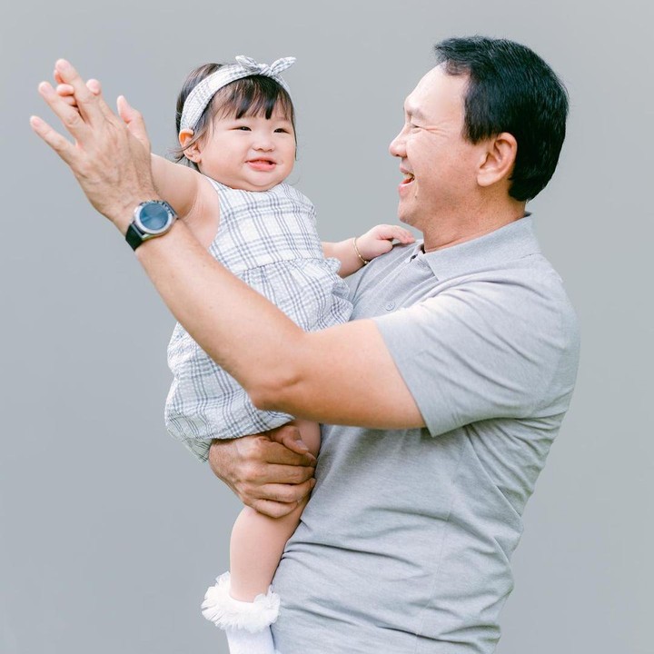 <p>Baru-baru ini, Ahok dan Puput mengunggah potret kompak bersama anak-anaknya. Mereka bahkan mengenakan baju warna senada, lho. (Foto: Instagram: @btpnd)</p>
