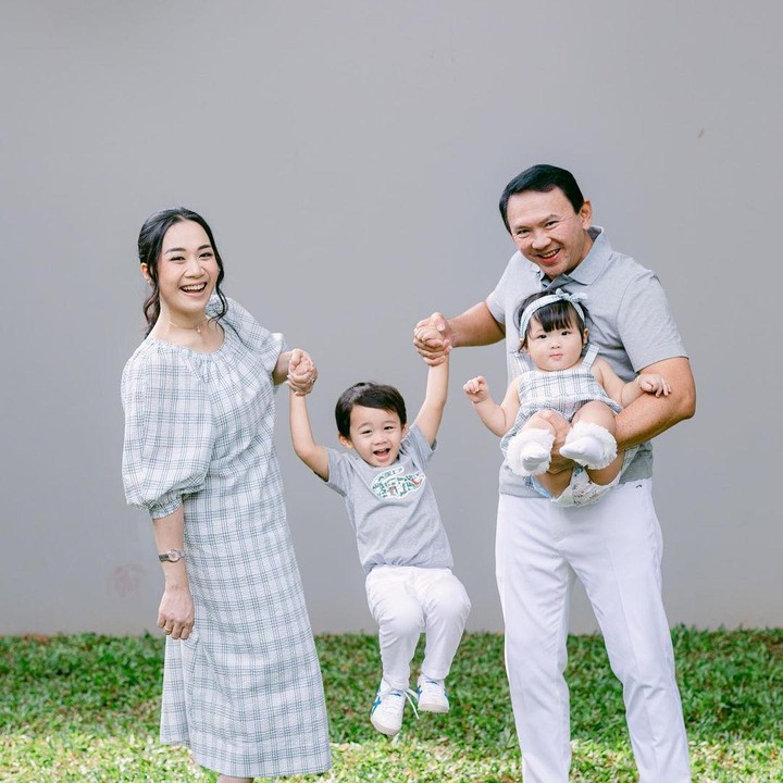<p>Puput dan Sarah mengenakan pakaian <em>dress</em> abu-abu bermotif kotak-kotak. Sementara Ahok dan Yosafat mengenakan t-shirt abu-abu dan celana putih. (Foto: Instagram: @btpnd)</p>