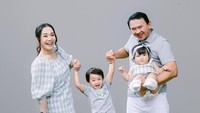 <p>Puput dan Sarah mengenakan pakaian <em>dress</em> abu-abu bermotif kotak-kotak. Sementara Ahok dan Yosafat mengenakan t-shirt abu-abu dan celana putih. (Foto: Instagram: @btpnd)</p>