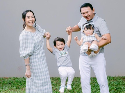 5 Potret Kompak Puput & Ahok Beserta Kedua Anaknya Pakai Baju Warna Senada