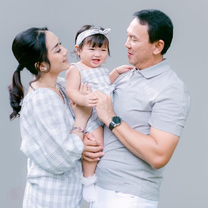 <p>Tak hanya itu, foto keluarga ini juga bertujuan untuk merayakan ulang tahun Sarah yang pertama, Bunda. Ahok dan Puput pun berharap agar Sarah tumbuh menjadi anak yang takut akan Tuhan dan selalu diberkati hidupnya. (Foto: Instagram: @btpnd)</p>