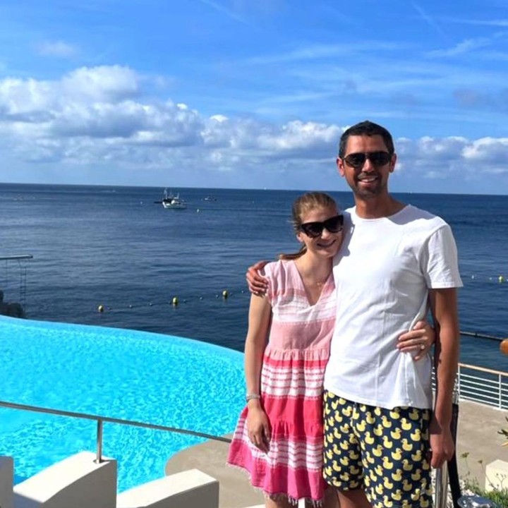 <p>Beberapa waktu lalu, Jennifer dan Nayel terlihat pergi berlibur. Ia pun menuliskan caption mesra "Travel, trails, togetherness" pada laman Instagram-nya. Keduanya terlihat mengenakan pakaian yang simpel. (Foto: Instagram: @jenniferkgates)</p>