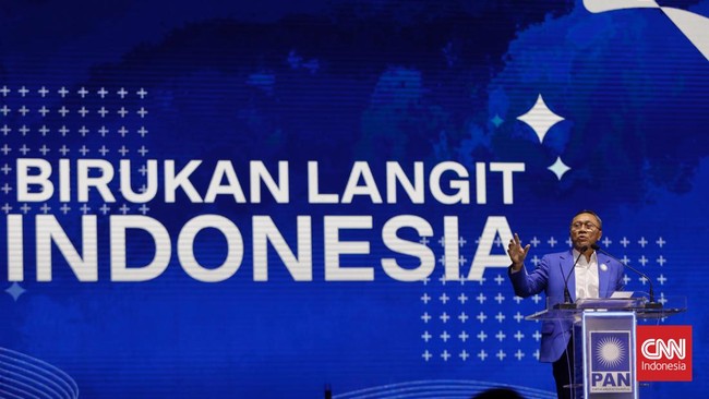 Dalam siaran pers yang diterima, Ketum PAN Zulhas jalan bareng Gubernur Jateng Ganjar Pranowo di Pra Perhelatan Muktamar Muhammadiyah, Semarang, Minggu (11/9).