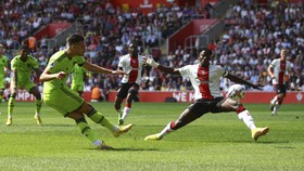 FOTO: Untung Ada Bruno Fernandes di Southampton vs MU