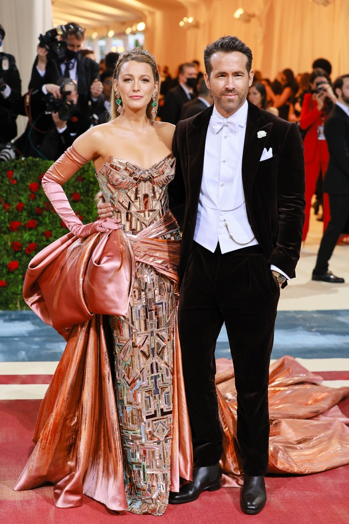 Dipinang Ryan Reynolds pada 2012, gaya Blake masih tetap masih sama. Glamor dan fashion forward. Seperti saat keduanya hadir di Met Gala 2022, di mana Blake terlihat memukau dalam gaun klasik Versace. Foto: WireImage/Theo Wargo