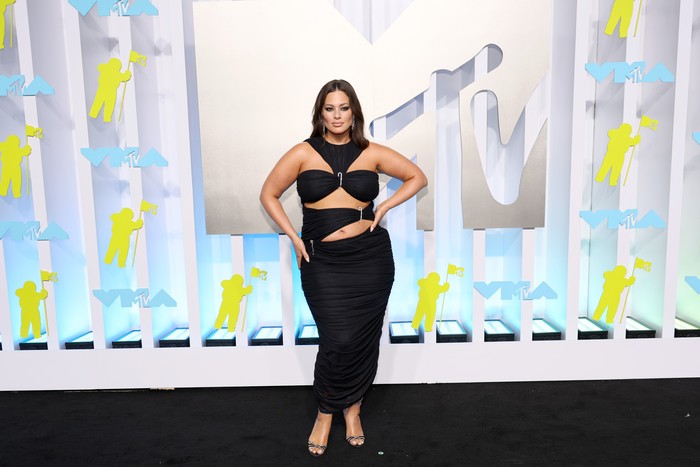 Tak melulu gaun panjang, gaun model midi atau semata kaki juga bisa jadi pilihan untuk red carpet. Ashley Graham tampil fierce memakai gaun aksen cut out model halter neck. Foto: Getty Images/Dia Dipasupil