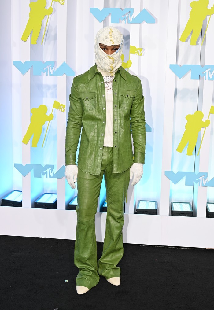 Rapper Toosii memberi statemet dalam gaya kasual serba leather warna hijaunya dengan memakai balaclava. Foto: Variety via Getty Images/Bryan Bedder