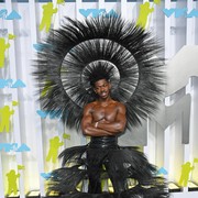 Gaya Selebriti Paling Nyentrik di MTV VMA 2022! Ada yang Terinspirasi Keranjang dan Bungkus Snack