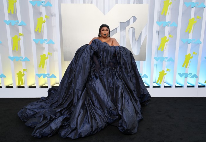 Lizzo menampilkan gaya yang dramatis lewat pilihan busana rancangan Glenn Martens untuk Jean Paul Gaultier haute couture. Lizzo mengimbangi busananya yang heboh lewat gaya rambut sleek yang minimalis bersama lipstik warna bold. Stunning! Foto: Getty Images/Dia Dipasupil