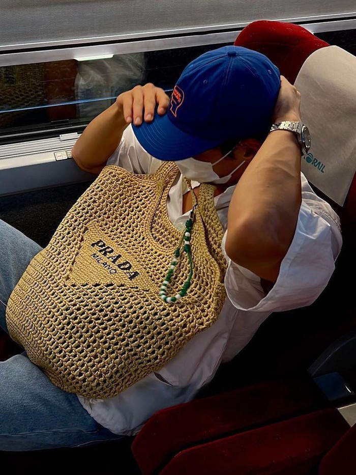 Bintang If You Wish Upon Me, Ji Chang Wook nampak hangout dengan pakai tote bag Prada berwarna coklat. Bahkan ia memakainya sambil melihat-lihat koleksi buku. Meski wajahnya tak terlihat, tetap tampan ya, Beauties!/ Foto: instagram.com/jichangwook