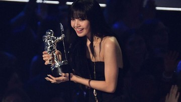 WAJAH BAHAGIA LISA BLACKPINK MENANGKAN PENGHARGAAN BEST K-POP DI VMA