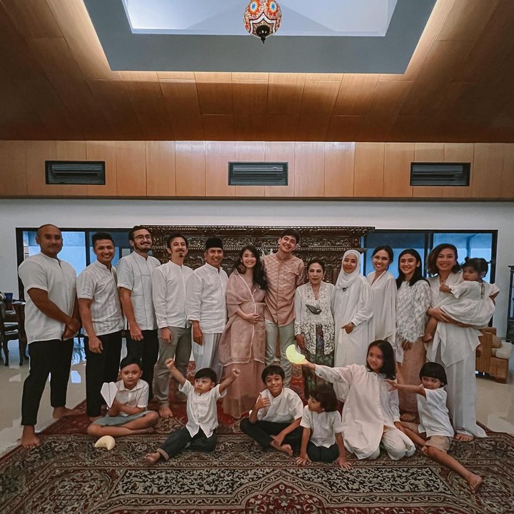 <p>Tanpa banyak komentar, Canti terlihat begitu cantik ya Bunda di kehamilan pertamanya ini. Kebahagiaan pun terpancar saat ia dikelilingi orang-orang terkasihnya. "Framily tings," tulisnya dalam unggahan tersebut. Semoga kehamilan Canti senantiasa sehat hingga hari persalinan ya Bunda. Foto: Instagram @cantitachril</p>