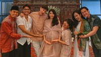 <p>Pada Senin (29/8/2022) Canti mengungah foto-foto tasyakuran bersama keluarganya nih melalui akun Instagramnya. Acaranya terlihat sederhana namun penuh dengan keakraban Bunda. (Foto: Instagram @cantitachril)<br /><br /><br /></p>