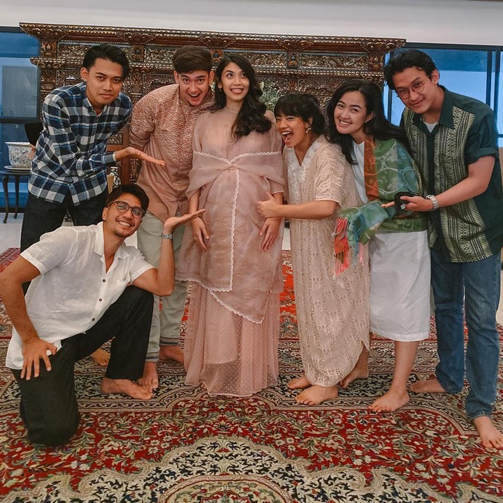 <p>Tampak keluarga dan sahabat Canti dan Adipati hadir untuk memeriahkan dan memberikan doa agar kehamilan Canti senantiasa sehat.  Foto: Instagram @cantitachril</p>