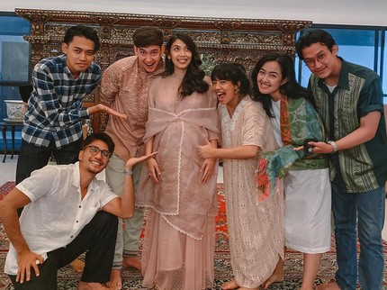 7 Potret Tasyakuran 4 Bulan Kehamilan Canti Tachril Istri Adipati Dolken