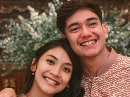5 Potret Hangat Acara Tasyakuran 4 Bulanan Kehamilan Istri Adipati Dolken