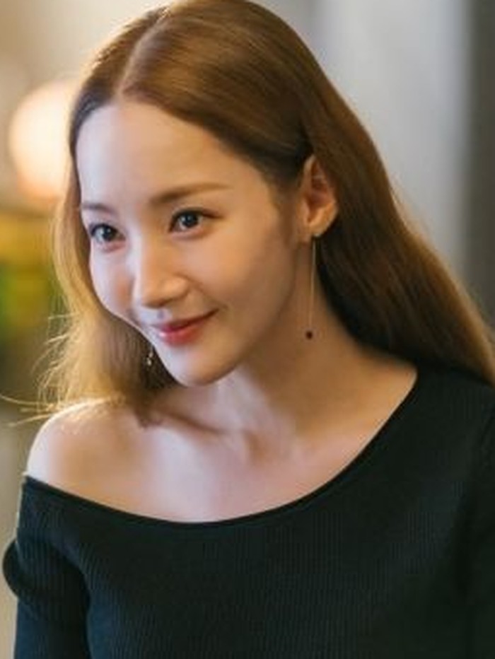 Choi Sang Eun bertugas membantu para pria yang tidak menikah, dengan dijadikan sebagai istri sewaan untuk mendampingi mereka menghadiri berbagai acara, seperti reuni atau pesta pernikahan./ foto: tvN Drama