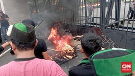Demo Tolak Kenaikan BBM, Massa HMI Bakar Ban di Depan Gedung DPR
