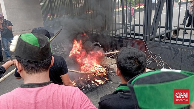 Demo tolak rencana kenaikan Bahan Bakar Minyak (BBM) yang digelar Pengurus Besar Himpunan Mahasiswa Islam (HMI) diwarnai dengan aksi bakar ban.