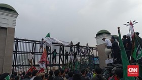 Demo Tolak BBM di Depan DPR Ricuh Saat Massa Hendak Blokade Jalan