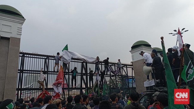 Unjuk rasa yang digelar Pengurus Besar HMI di depan Gedung DPR RI, Senayan, Jakarta sempat ricuh ketika massa mencoba memblokade jalan raya.
