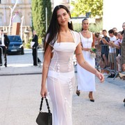 Dua Lipa Tampil Memesona Pakai Gaun Transparan saat Hadir di Pesta Pernikahan