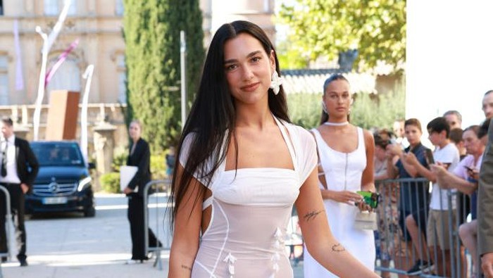 Dua Lipa Tampil Memesona Pakai Gaun Transparan saat Hadir di Pesta Pernikahan